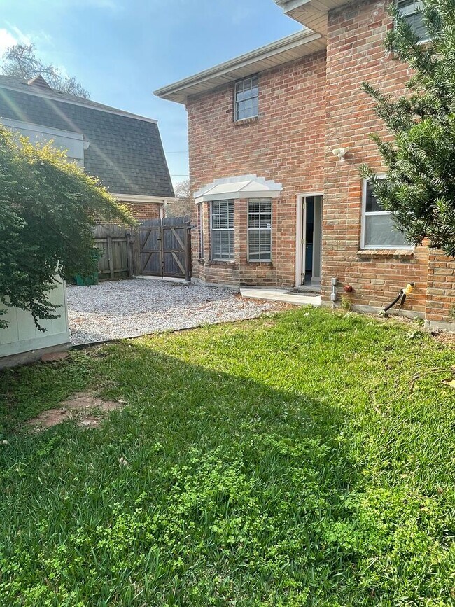 Building Photo - Spacious 4BD Home in Metairie, with Driveway and HUGE Fenced in Backyard