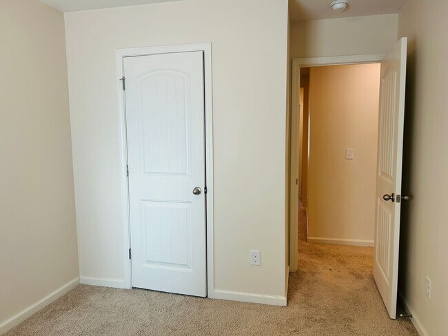 Building Photo - Wow 3 bedroom 2.5 bathroom townhome minute...