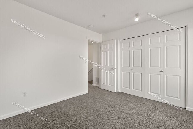 Building Photo - 2ND MONTH FREE! Charming Townhome w/ Fireplace, Balcony & More Near Progress Ridge!