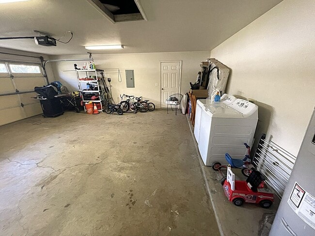 Building Photo - Beautiful 3-Bedroom, 2-Bath Single-Level H...