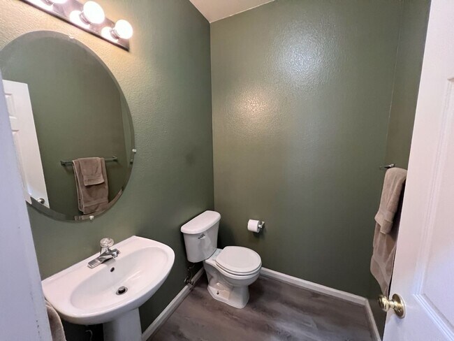 Building Photo - 3 bedroom + a loft in desirable Manteca!
