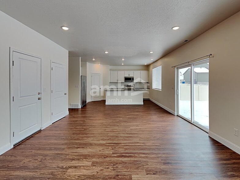 Building Photo - 322 N Gibbons Ln