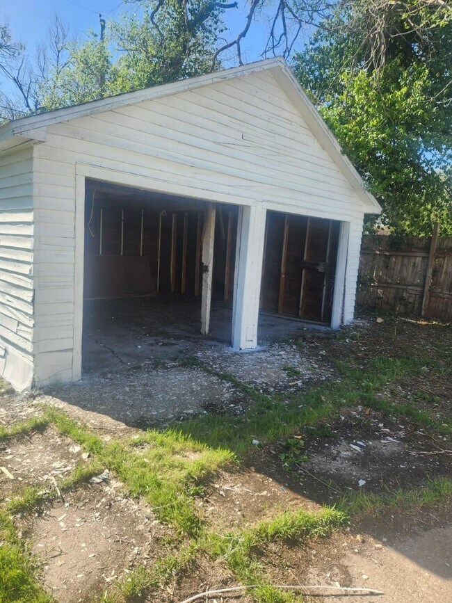 Building Photo - 1223 N Chautauqua Ave