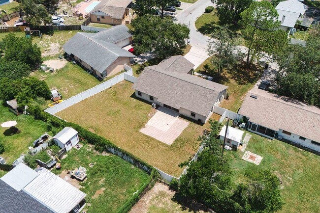 Building Photo - 7504 N Sanibel Cir