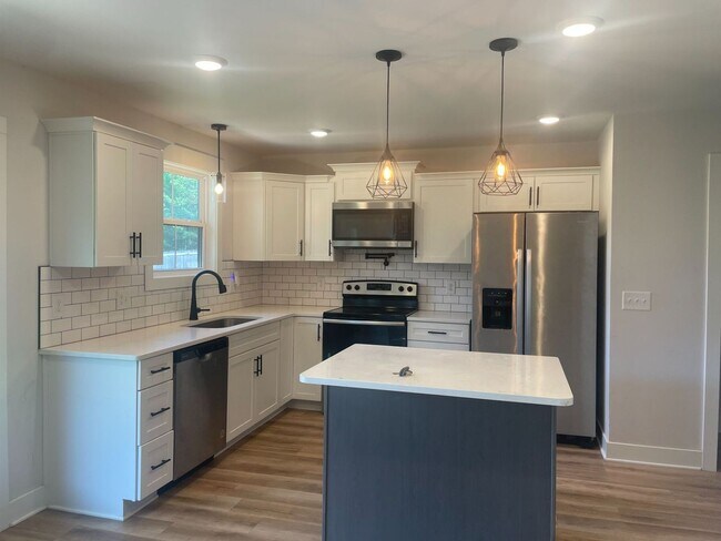Building Photo - 3 Bed 2.5 Bath Dog Friendly Home For Rent Near Post!