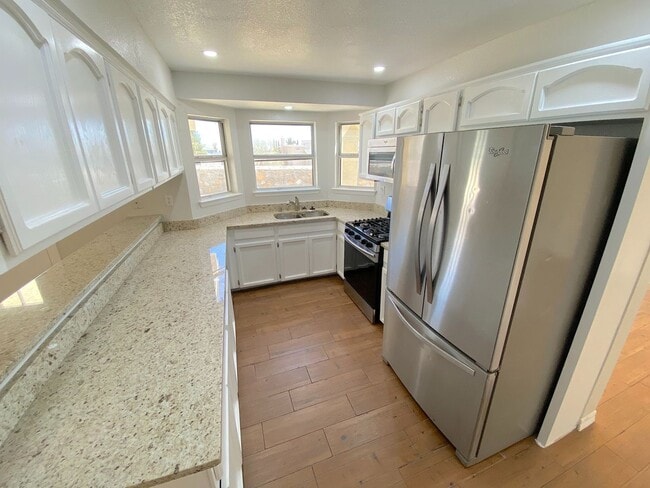 Building Photo - Beautiful North Hills Refrig A/C Home with Pool!