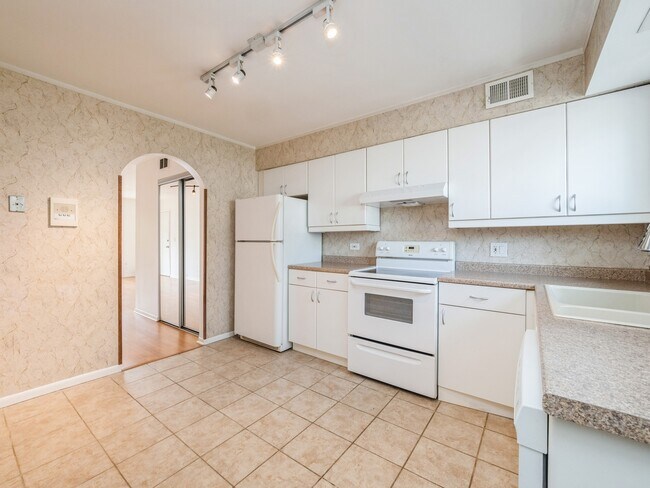 Building Photo - 880 S Plum Grove Rd