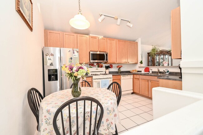 Building Photo - 714 S Rosehall Ln