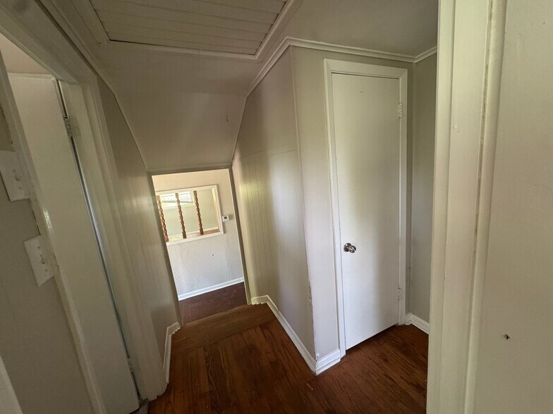 Building Photo - 304 W 35th St