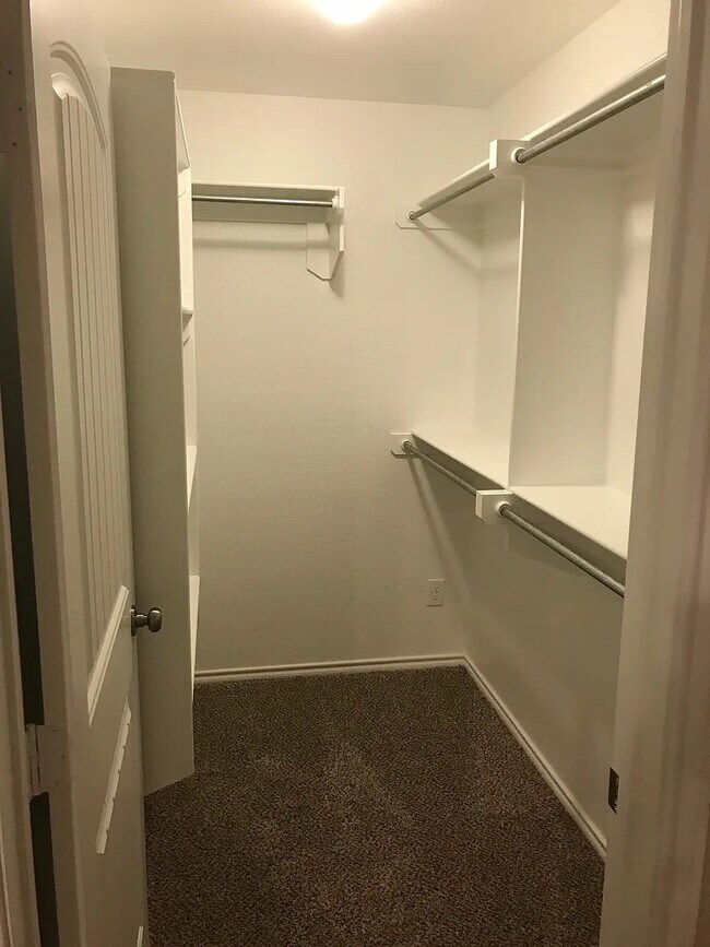 Building Photo - 918 E 90th St