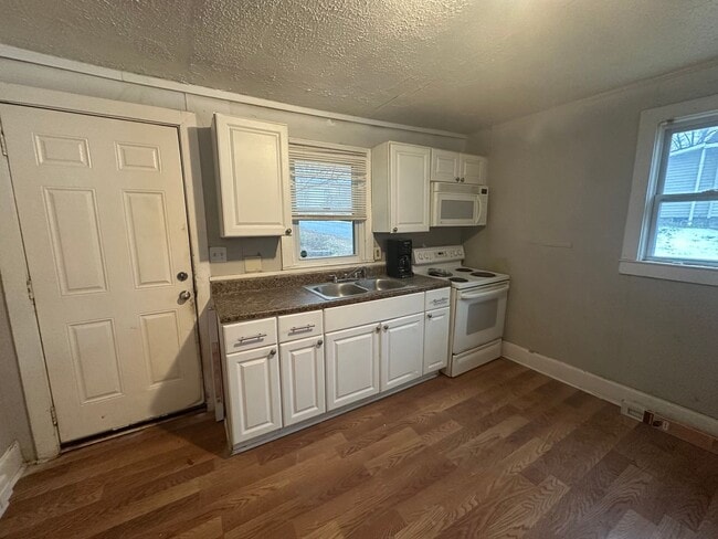 Building Photo - COMING SOON! 2 Bed House! Making it ready for you!