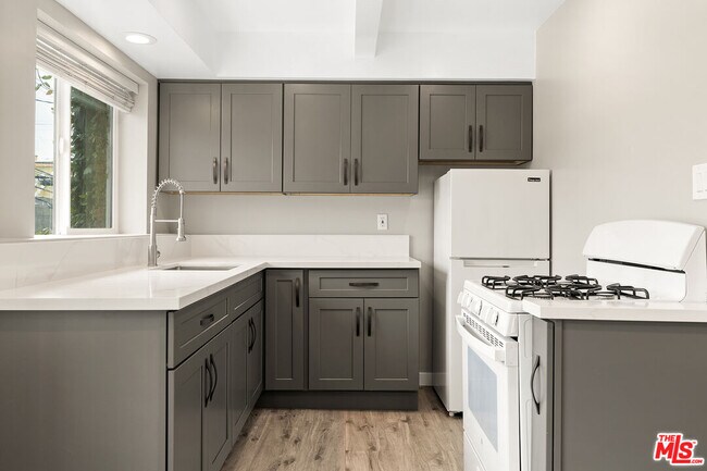 Building Photo - 6768 Lexington Ave