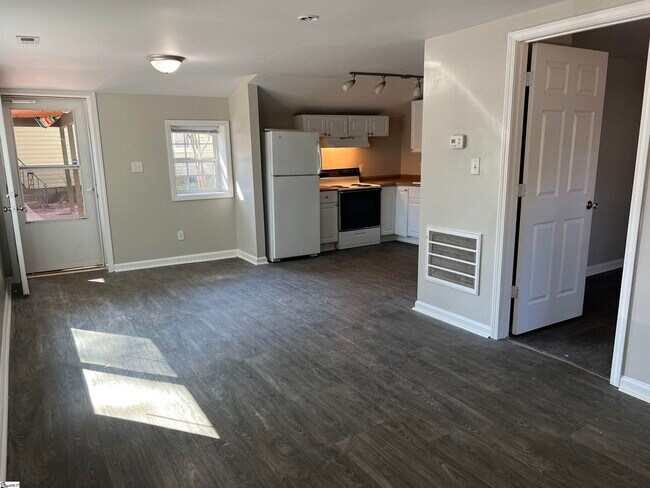 Building Photo - 801 Perry Rd