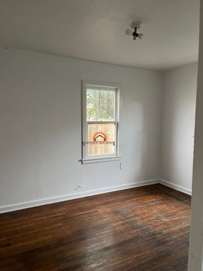 Building Photo - All Bills Paid--2 bed 1 bath home