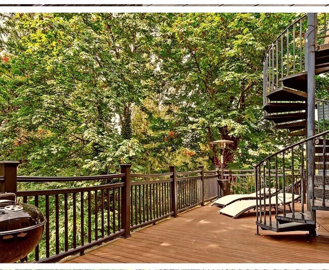 Building Photo - * FULLY FURNISHED * -3 levels, 7 bedrooms , lower level apartment with separate entrance *Home ba...