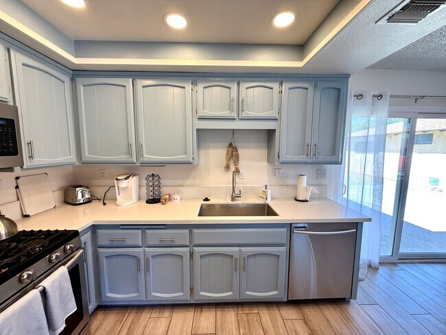 Building Photo - Charming 3BR Home w/ River Views, Open Floor Plan & Island Kitchen- Available Now!