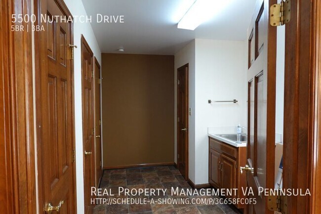 Building Photo - Spacious 5 bedrooms house in Rolling Woods...