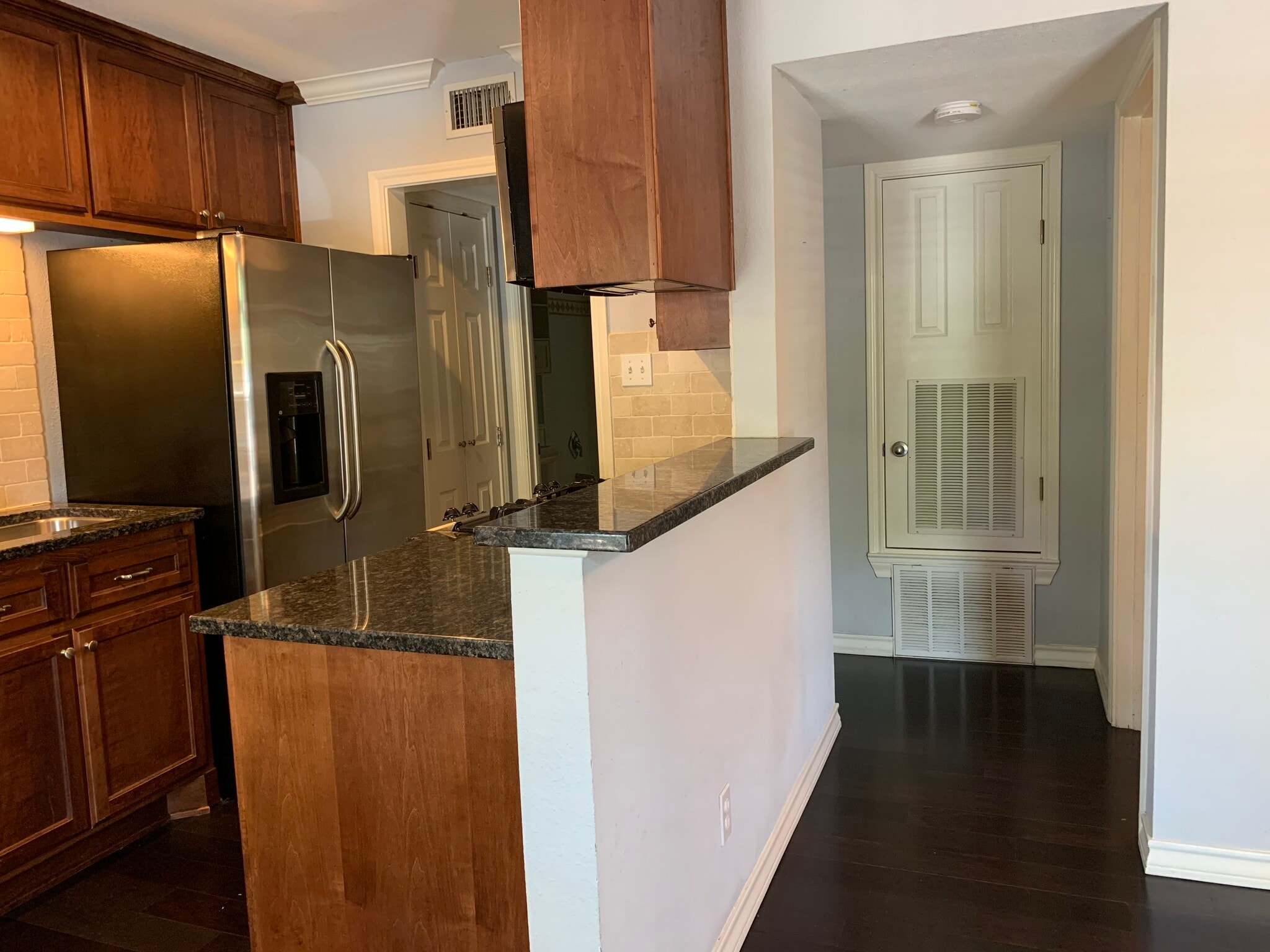 1x1 condo with breakfast bar. Completely upgraded! 407 E 45th St. Austin. 78751. Hyde Park. - 407 E 45th St #116