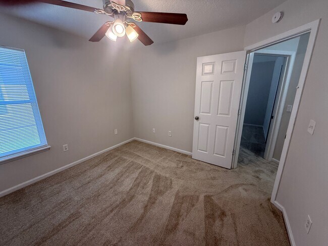Building Photo - 5550 Oak Crossing Dr