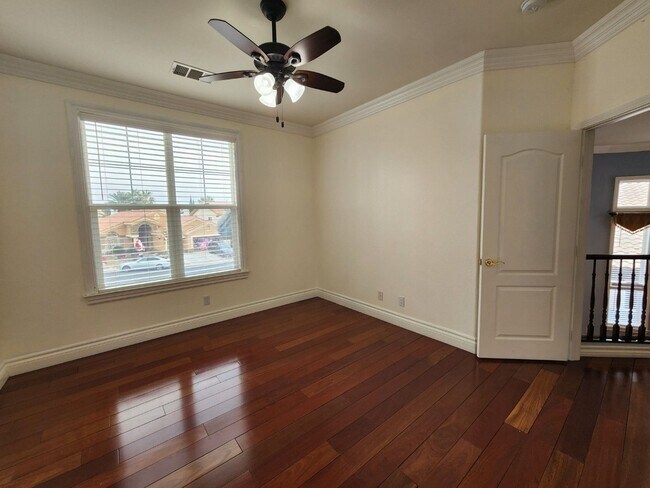 Building Photo - Entertainers Delight with minutes of shopping and restaurants