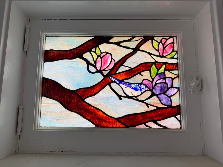 custom art glass in living room - 3068 Bellerive Dr