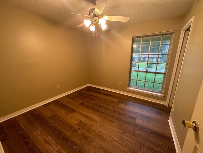 Building Photo - Beautiful 3 Bedroom Southern Hills Home