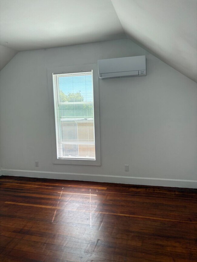 Building Photo - 214 Walnut St