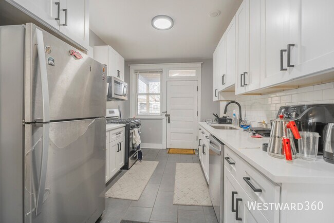 Building Photo - 1410 W Farragut Ave