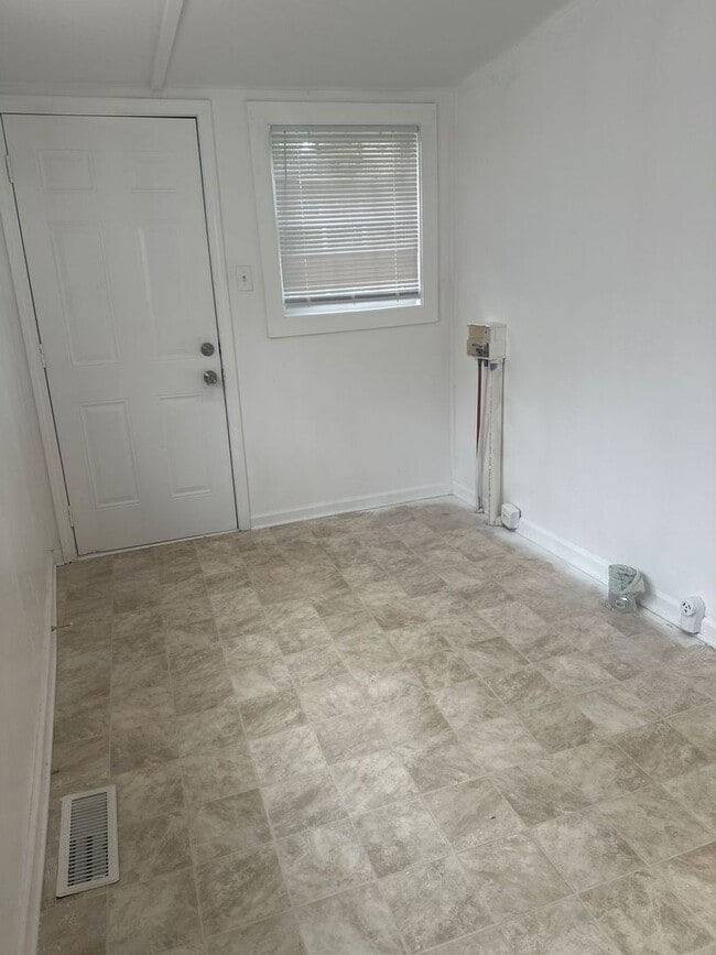 Building Photo - 3 Bedroom Single Family Home