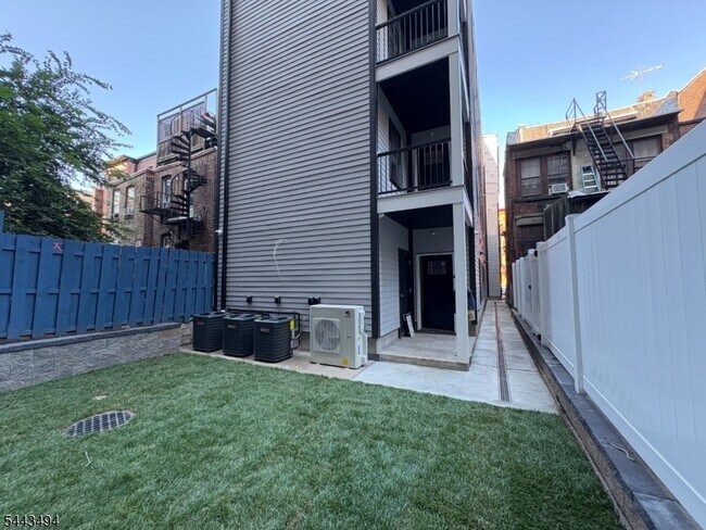 Building Photo - 52 James St