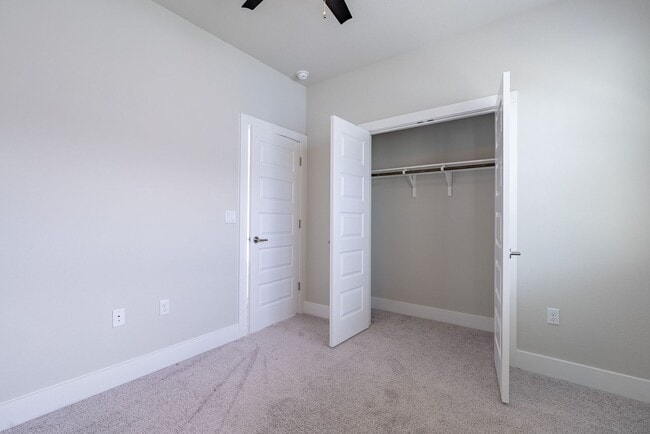 Building Photo - Beautiful 2 bedroom, 2.5 bathroom home in South East Austin!!!