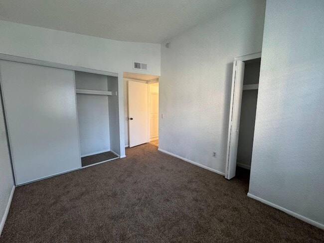 Building Photo - Bright & Spacious 2 Bedroom Condo with Vaulted Ceilings in Phoenix