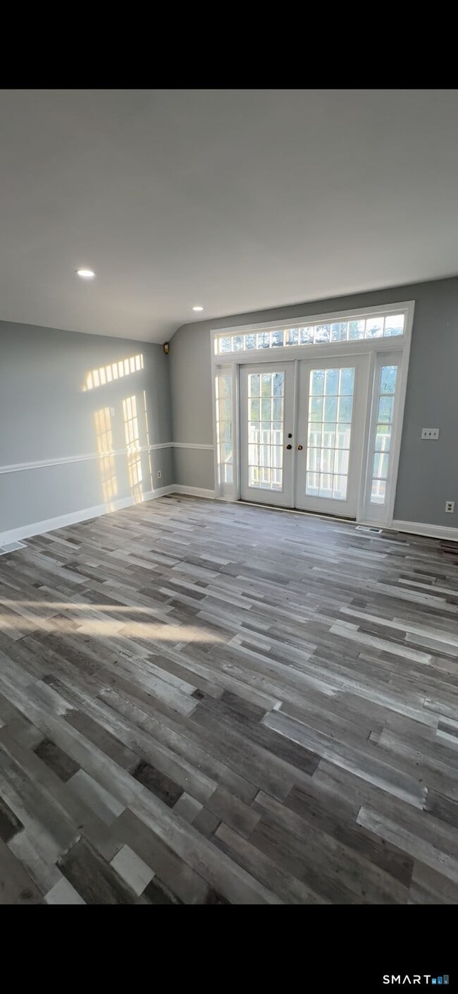 Building Photo - 95 New Canaan Ave