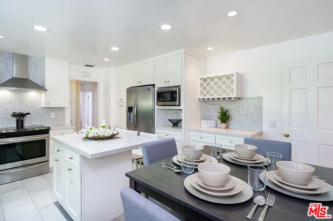 Building Photo - 13843 Milbank St