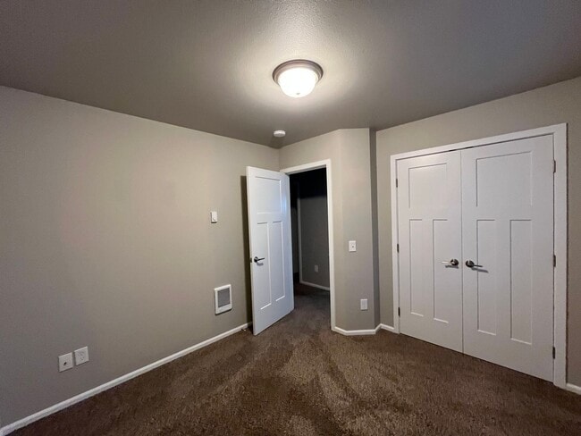 Building Photo - Townhouse Style 3 Bedroom