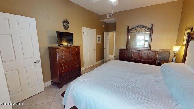 Building Photo - 2230 Beach Dr