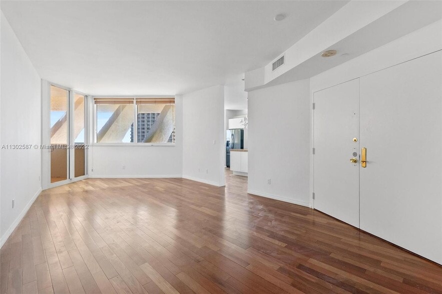 Building Photo - 300 S Pointe Dr