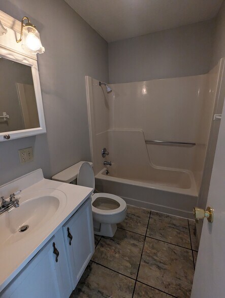 Building Photo - 902 N Logan St