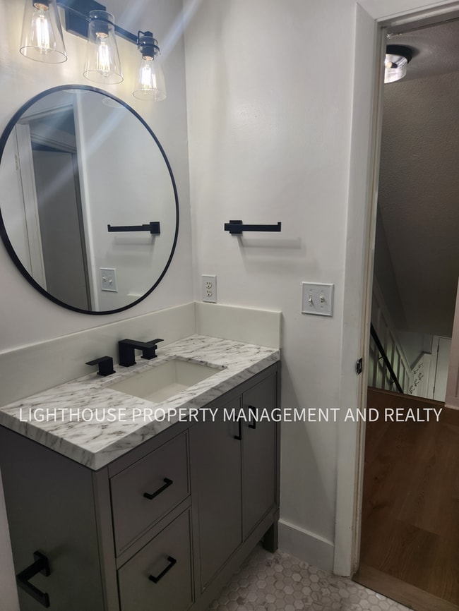 Building Photo - Beautifully Updated 3/2 One Mile from Beach!