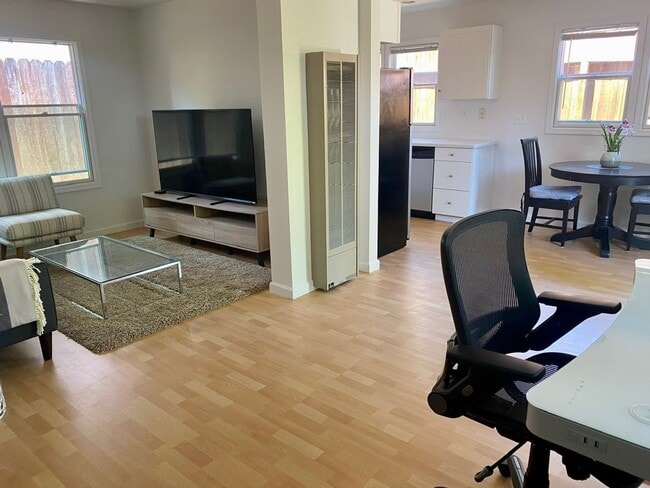 Building Photo - Charming 1BD/1BA in Desirable Petaluma Location unfurnished