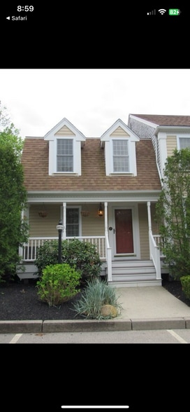 Primary Photo - 77 Evergreen St