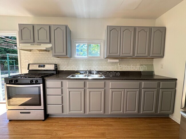 Building Photo - 822 Collins St