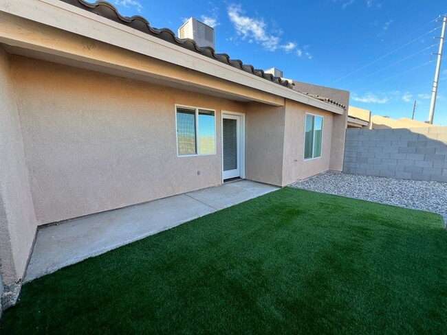 Building Photo - NEWER TOWNHOME!