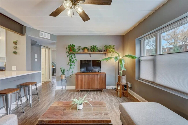 Building Photo - This beautiful 2 bed 1 bath unit's locatio...