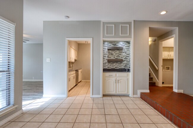 Building Photo - 317 Benjamin St