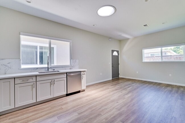 Building Photo - Excellent 2 bed 1 Bath ADU