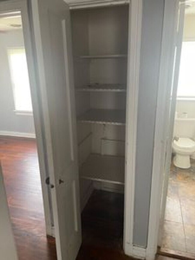 Building Photo - 2 bed house on Rva Northside!  Central hvac, hardwoods,all electric, lots of parking, laundry,