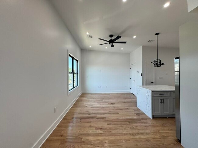 Building Photo - 170 Griffith St