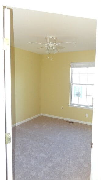 Building Photo - 2427 Clover Field Cir