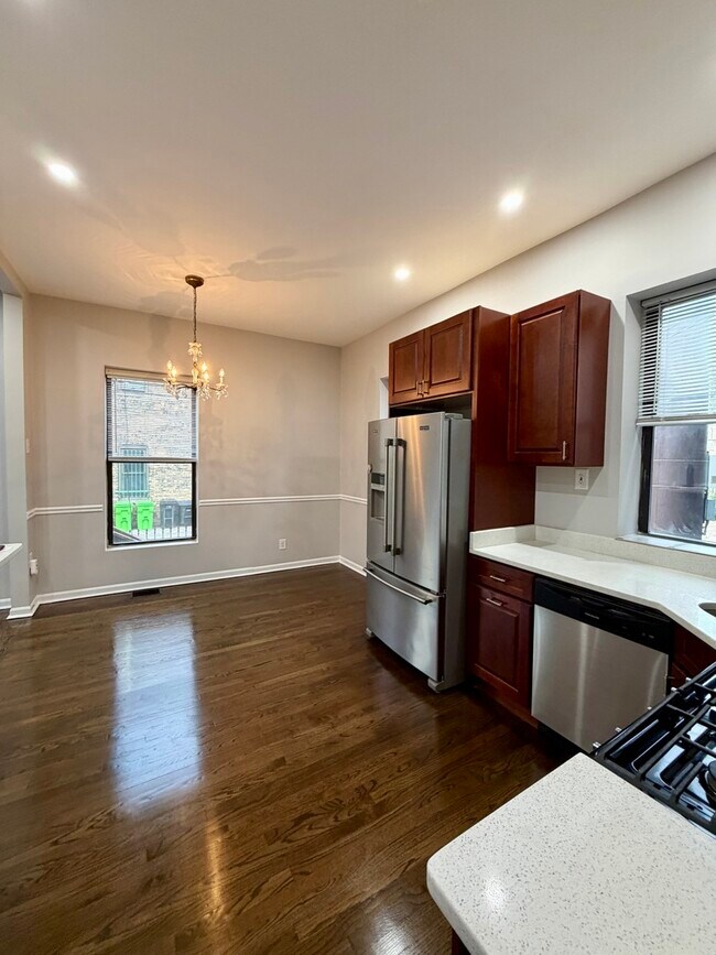 Building Photo - 1555 W Rosemont Ave